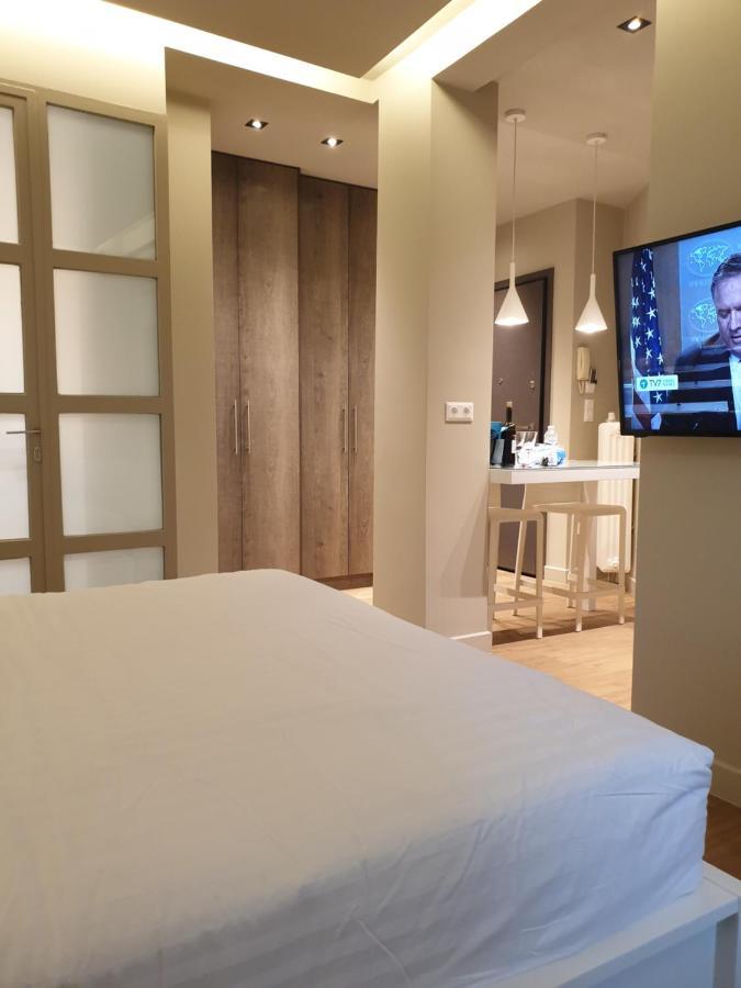 דירות אתונה Renovated Studio With Roof Garden Access, 15 M Walk To Acropolis מראה חיצוני תמונה